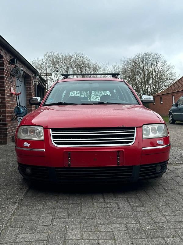 Rot Gebraucht 2001 VW Passat Kombi | 1.500 € (Superpreis) - Bild 1/4