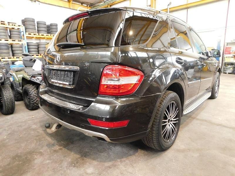 Second-hand Mercedes ML350 272 CP (200 kW) 2010 Negru SUV