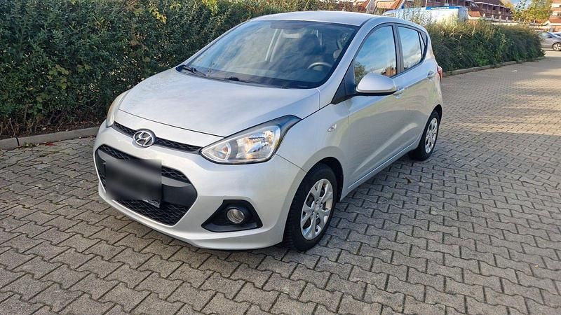 Silber Gebraucht 2015 Hyundai i10 Kleinwagen | 6.500 € (Guter Preis) - Bild 1/4