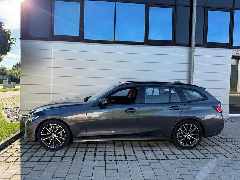Grau Gebraucht 2021 BMW 330 Sport Line Kombi | 32.999 € (Etwas zu teuer) - Bild 1/4