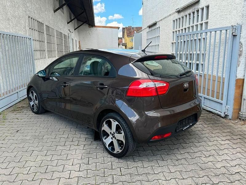 Gebraucht Kia Rio Spirit 109 PS (80 kW) 2013 Braun Limousine