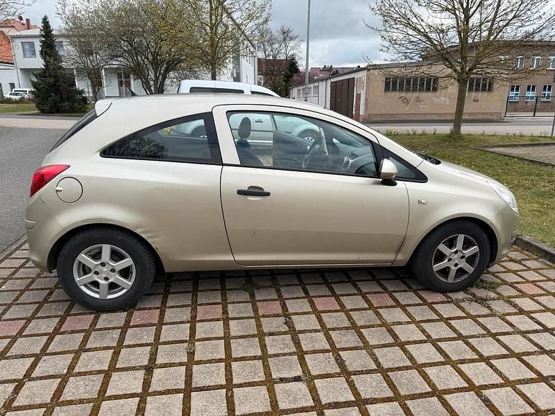 Usata Opel Corsa 60 CV (44 kW) 2009 Oro Utilitaria
