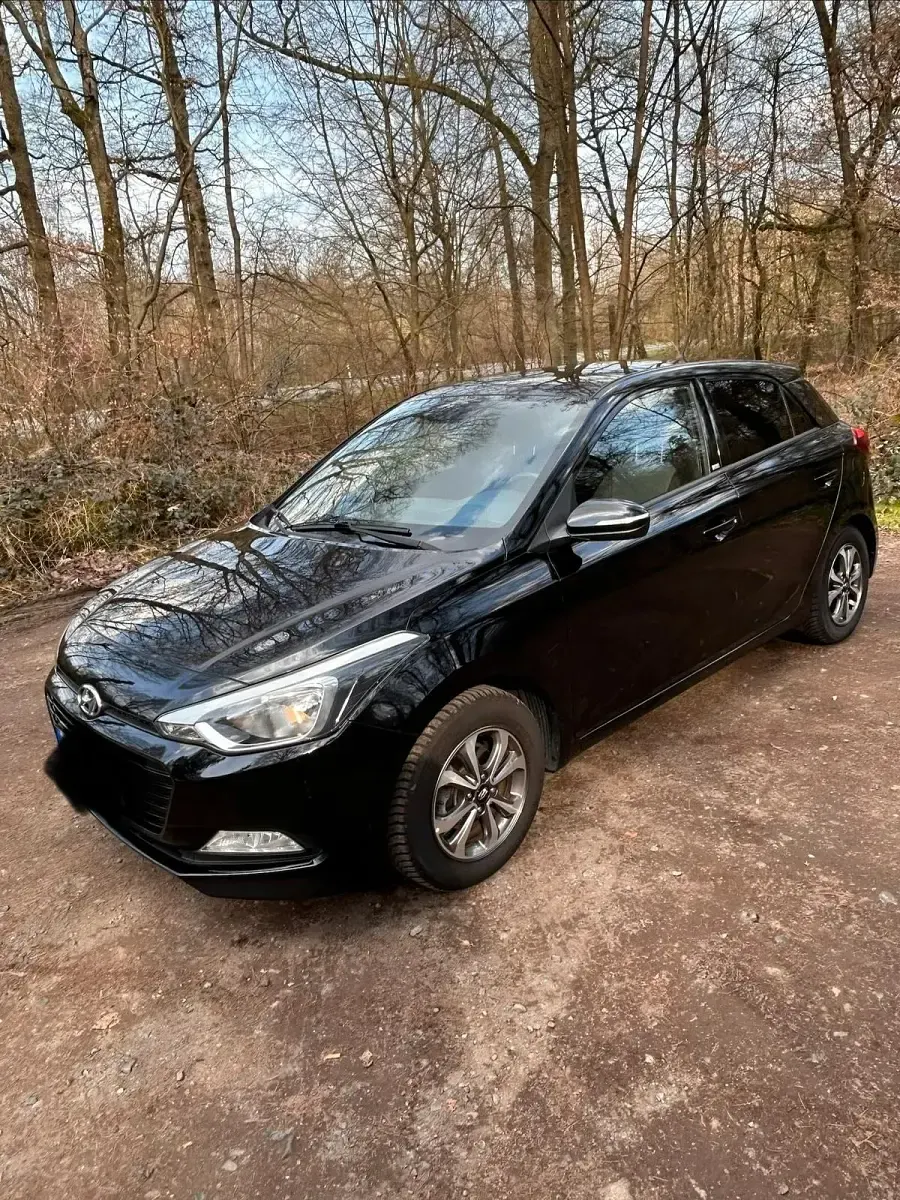Gebraucht Hyundai i20 84 PS (61 kW) 2018 Schwarz Kleinwagen