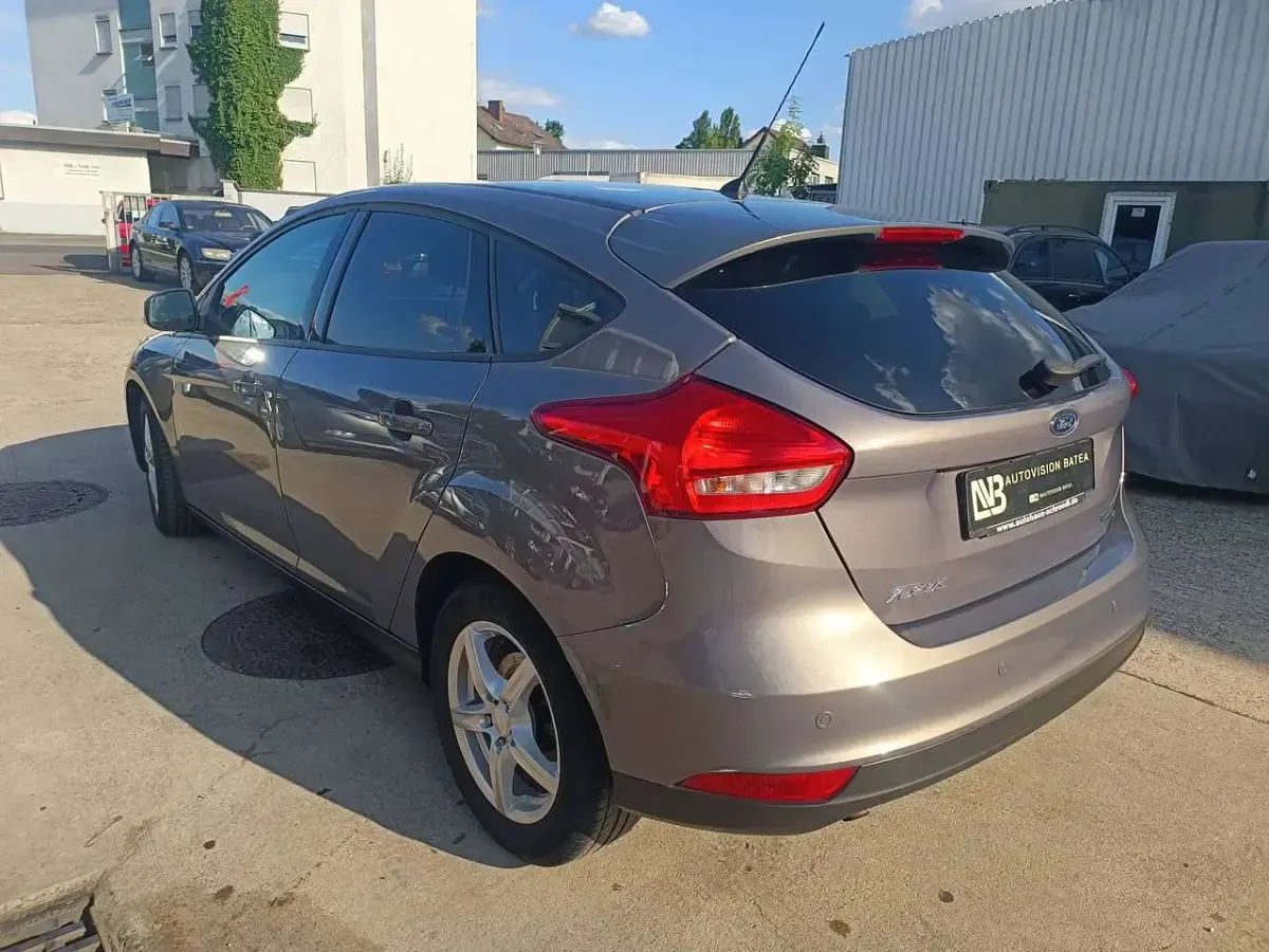 Gebraucht Ford Focus Ambiente 101 PS (74 kW) 2015 Grau Limousine