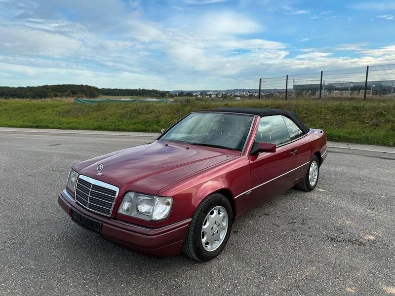 Rot Gebraucht 1993 Mercedes E220 Sportline Cabrio | 15.750 € - Bild 1/4