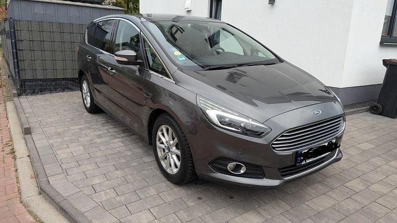 Gebraucht Ford S-MAX Titanium 150 PS (110 kW) 2017 Grau Van / Kleinbus