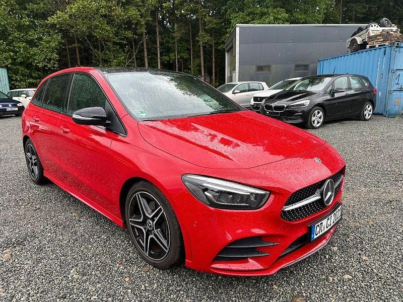 Rot Gebraucht 2019 Mercedes B180 AMG line Van / Kleinbus | 22.900 € (Guter Preis) - Bild 1/4