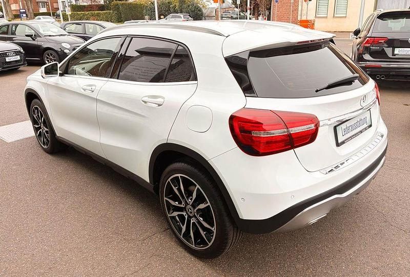 Gebraucht Mercedes GLA200 156 PS (114 kW) 2019 Weiß SUV