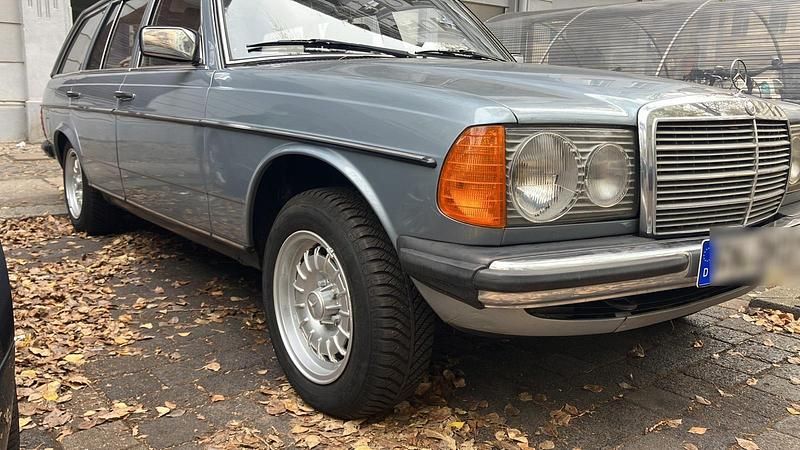 Blau Gebraucht 1980 Mercedes 230 Kombi | 20.800 € - Bild 1/4