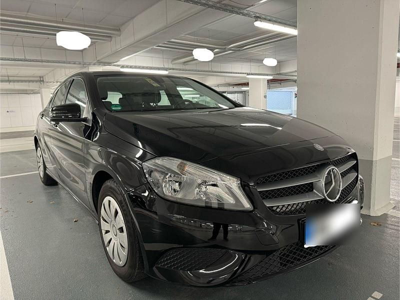 Schwarz Gebraucht 2015 Mercedes A180 Edition Limousine | 10.000 € (Superpreis) - Bild 1/4