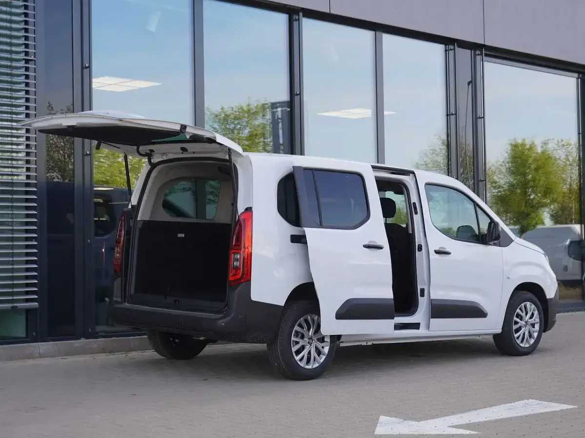 Neu Fiat Doblò 131 PS (96 kW) 2026 Weiß Van / Kleinbus