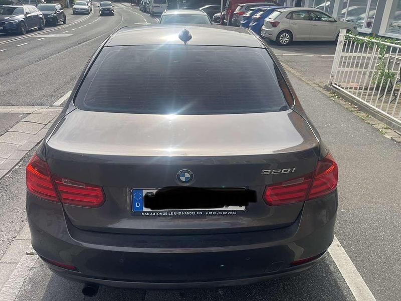 Gebraucht BMW 320 184 PS (135 kW) 2012 Braun Limousine