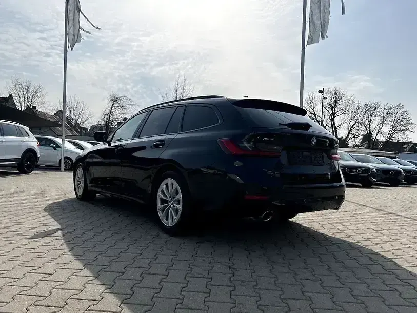 Gebraucht BMW 320 Advantage 190 PS (139 kW) 2020 Black sapphire (metallic) Kombi