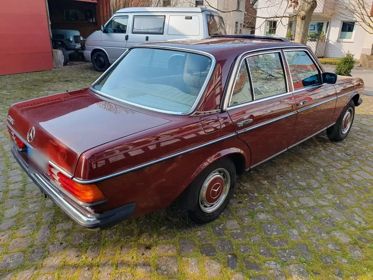 Gebraucht Mercedes E230 136 PS (100 kW) 1984 Rot Limousine