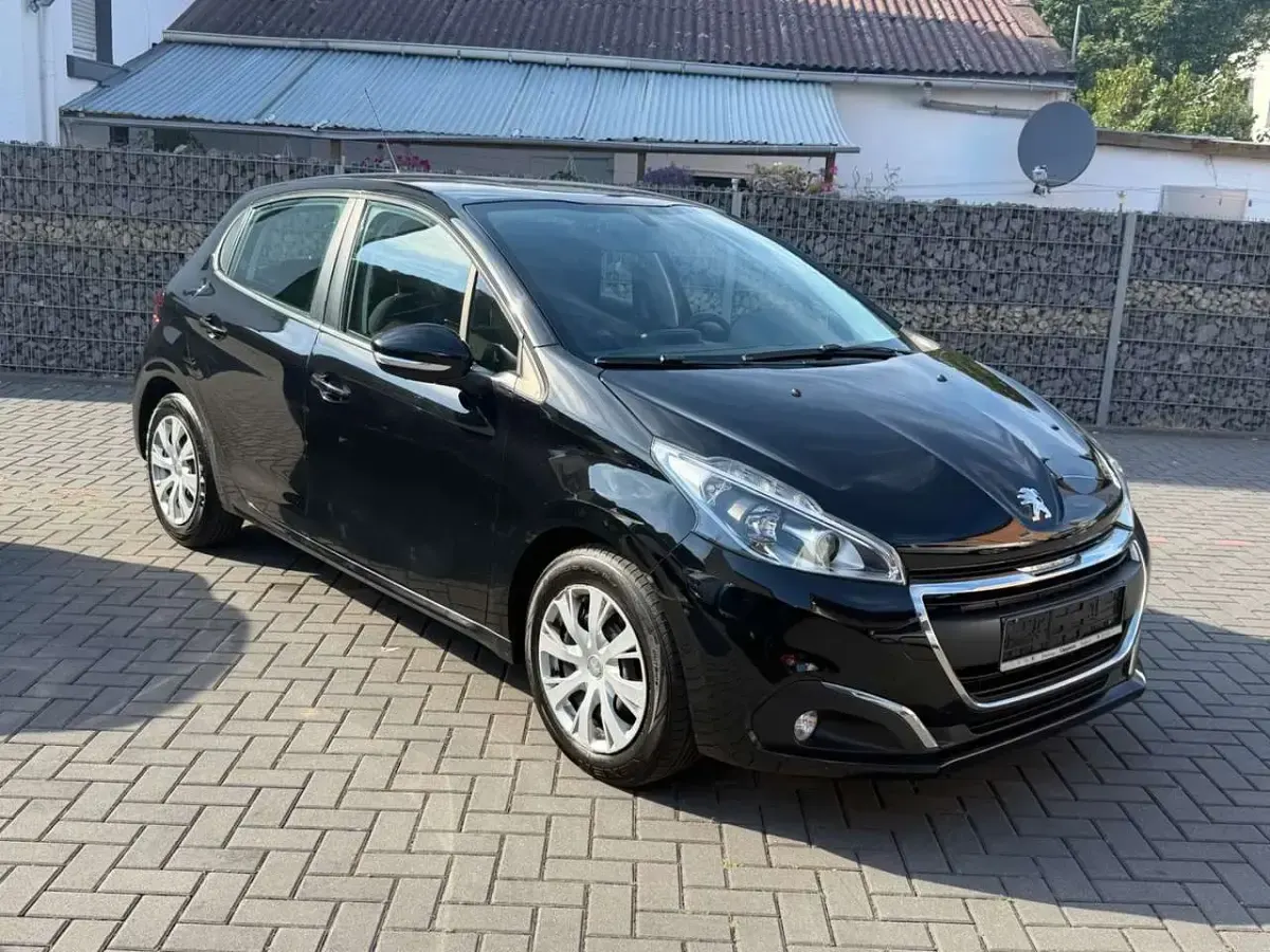 Gebraucht Peugeot 208 82 PS (60 kW) 2018 Schwarz Kleinwagen