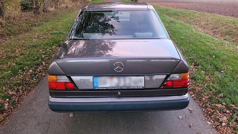 Gebraucht Mercedes E230 132 PS (97 kW) 1990 Violet Limousine