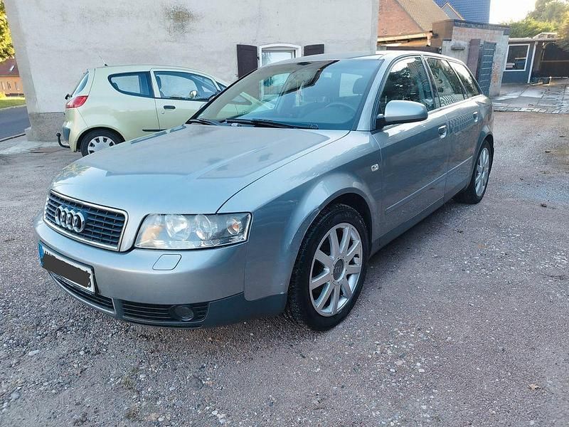 Grau Gebraucht 2002 Audi A4 Kombi | 2.000 € (Superpreis) - Bild 1/4