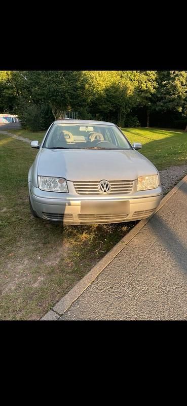 Usado VW Bora 105 HP (77 kW) 2000 Cinzento Sedan