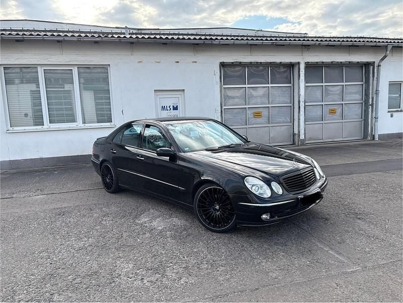 Schwarz Gebraucht 2003 Mercedes E200 Limousine | 3.500 € - Bild 1/4