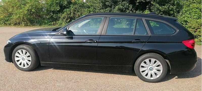Schwarz Gebraucht 2018 BMW 320 Advantage Kombi | 14.900 € (Superpreis) - Bild 1/4