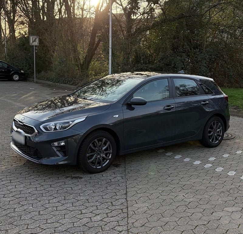 Second-hand Kia Ceed Vision 99 CP (72 kW) 2018 Gri Hatchback