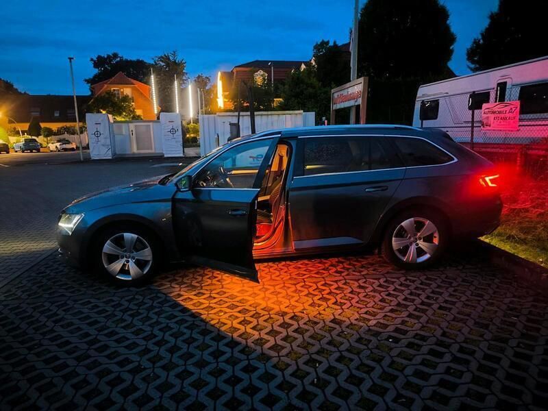 Grau Gebraucht 2019 Skoda Superb Kombi | 17.499 € (Guter Preis) - Bild 1/4