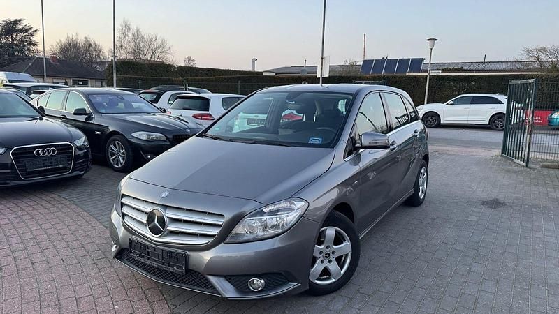 Gebraucht Mercedes B180 122 PS (89 kW) 2012 Grau Van / Kleinbus