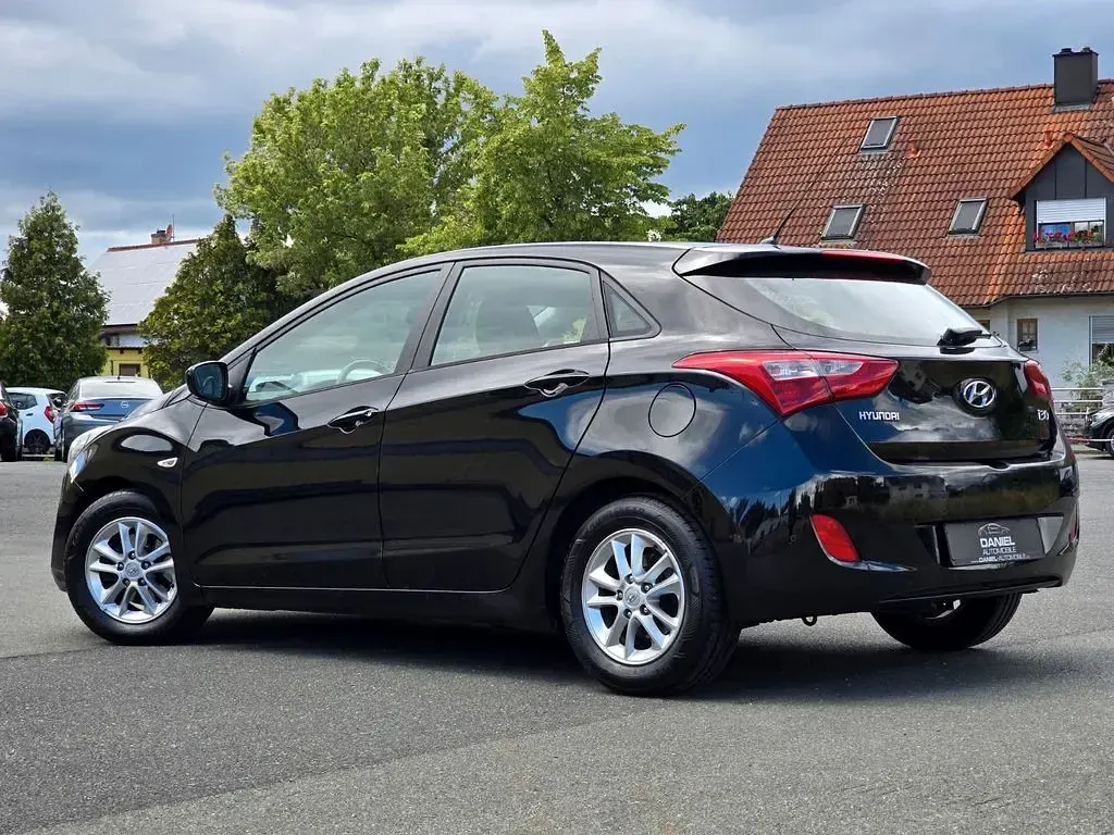 Gebraucht Hyundai i30 Edition 99 PS (72 kW) 2013 Schwarz Limousine