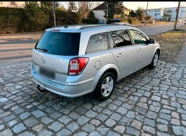 Gebraucht Opel Astra 110 PS (80 kW) 2011 Silber Kombi