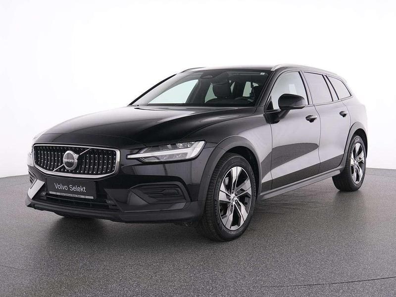 Gebraucht Volvo V60 CC Plus 197 PS (144 kW) 2023 Onyx black / metallic Kombi