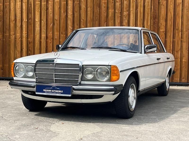 Gebraucht Mercedes 240 72 PS (52 kW) 1979 Violet Limousine