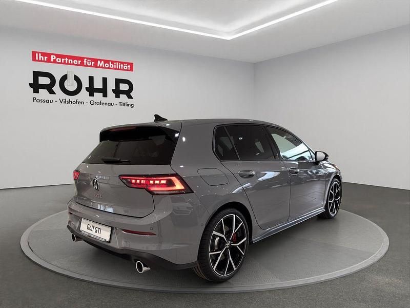 Neu VW Golf VIII GTI 265 PS (194 kW) 2026 Mondsteingrau Limousine