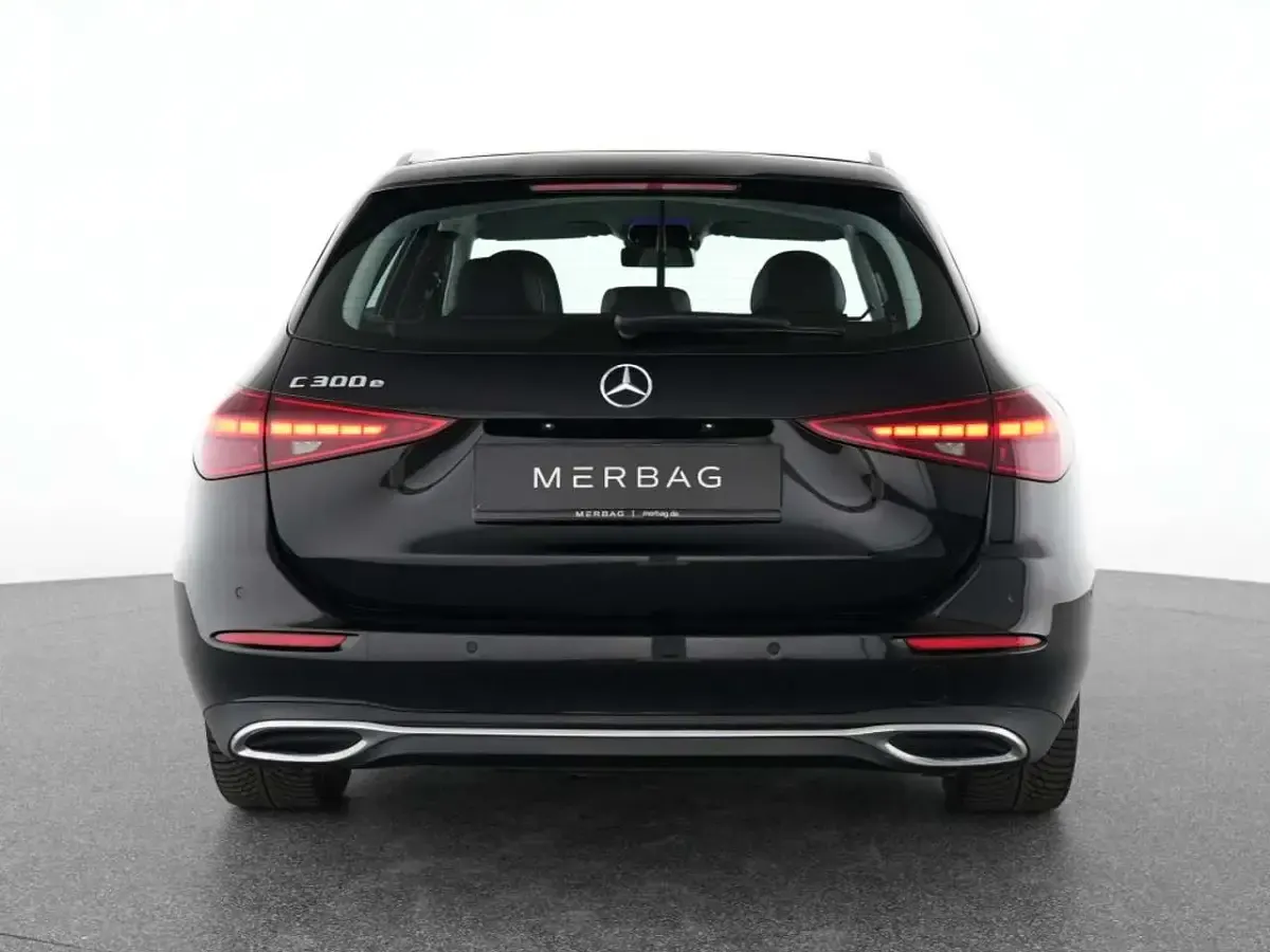 Gebraucht Mercedes C300e Avantgarde 204 PS (150 kW) 2023 Unilack schwarz Kombi