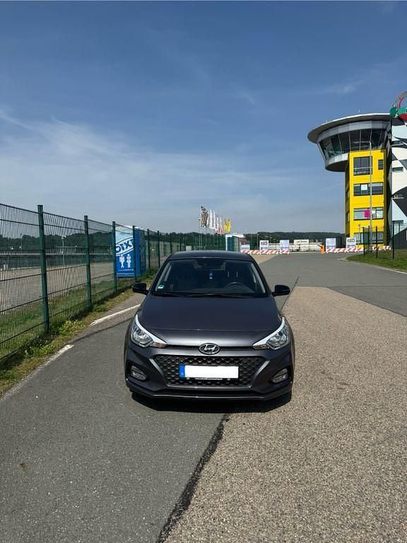 Grau Gebraucht 2020 Hyundai i20 Active Limousine | 10.500 € (Fairer Preis) - Bild 1/4