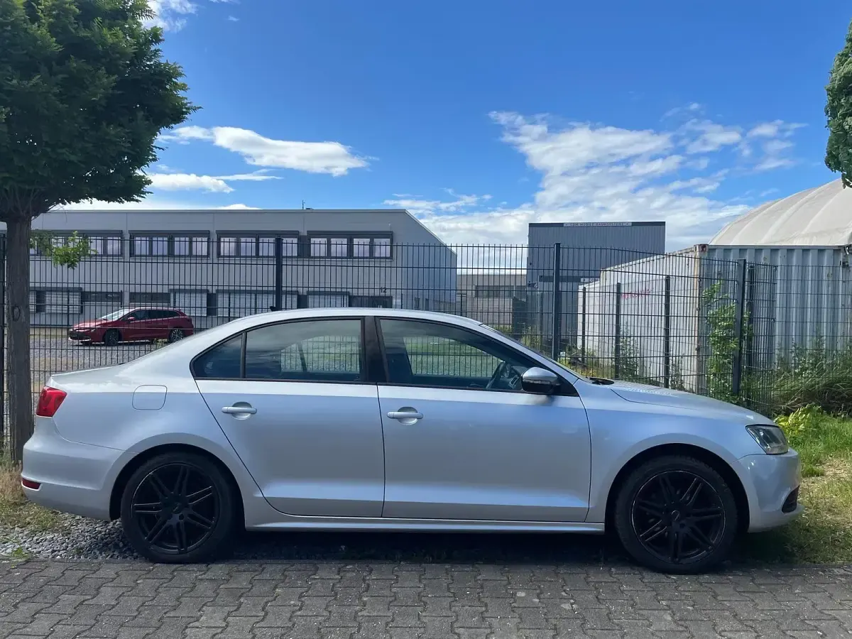 Gebraucht VW Jetta 105 PS (77 kW) 2011 Silber Limousine
