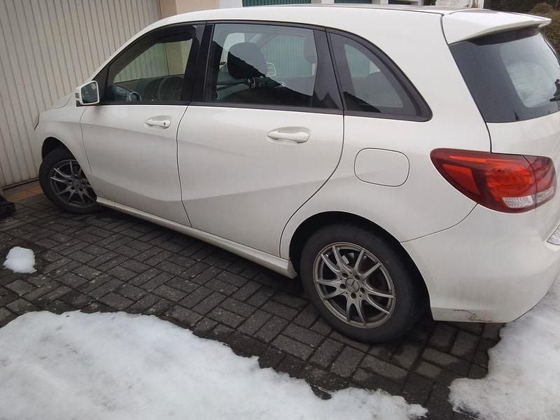 Gebraucht Mercedes B180 122 PS (89 kW) 2015 Weiß Van / Kleinbus