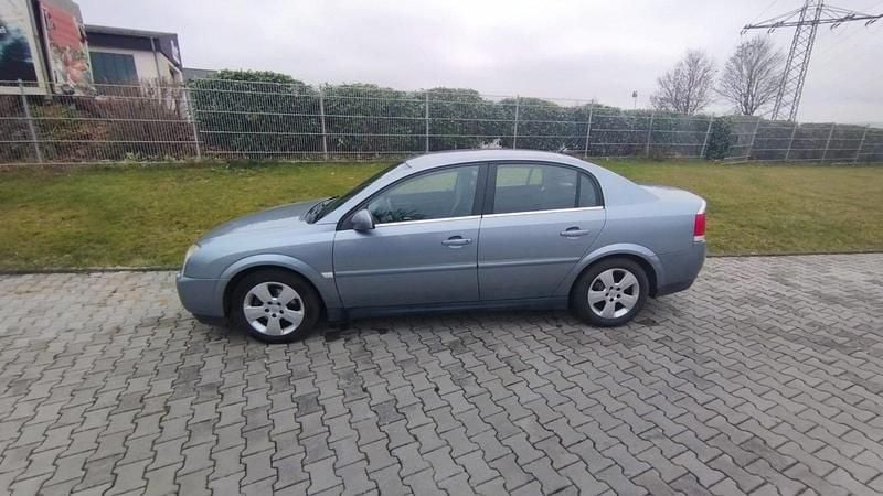 Second-hand Opel Vectra 155 CP (114 kW) 2004 Argintiu Berlinǎ