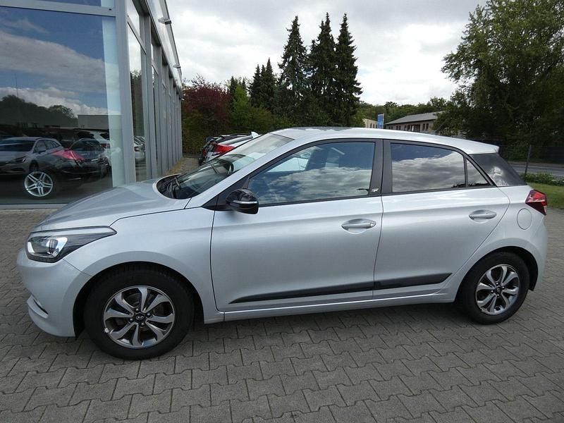 Silber Gebraucht 2018 Hyundai i20 Limousine | 8.990 € (Guter Preis) - Bild 1/4