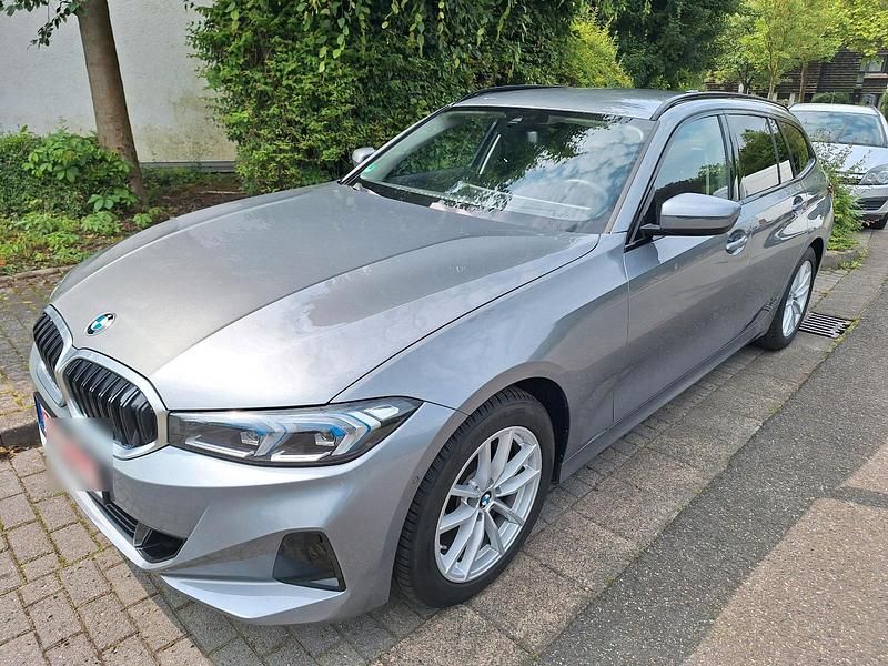 Grau Gebraucht 2024 BMW 318 Comfort Edition Kombi | 29.988 € (Superpreis) - Bild 1/4