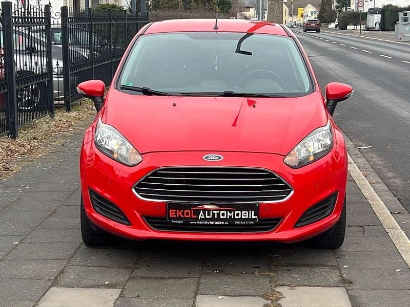 Rot Gebraucht 2014 Ford Fiesta Trend Kleinwagen | 6.995 € (Fairer Preis) - Bild 1/4