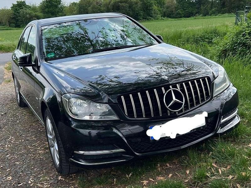 Schwarz Gebraucht 2011 Mercedes C200 Avantgarde Limousine | 7.300 € - Bild 1/4