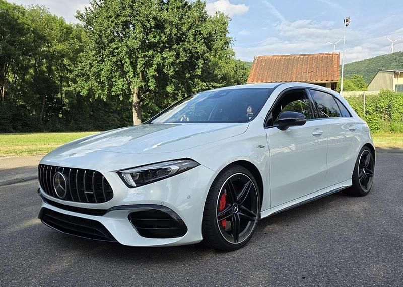 Weiß Gebraucht 2020 Mercedes A45 AMG AMG Limousine | 43.890 € (Fairer Preis) - Bild 1/4