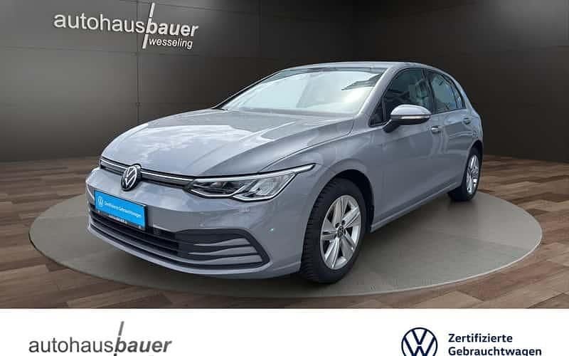 Grau / mondstein grau Gebraucht 2021 VW Golf VIII Life Limousine | 18.980 € (Fairer Preis) - Bild 1/4