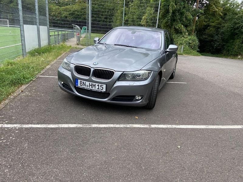 Grau Gebraucht 2009 BMW 320 Limousine | 3.900 € (Superpreis) - Bild 1/4