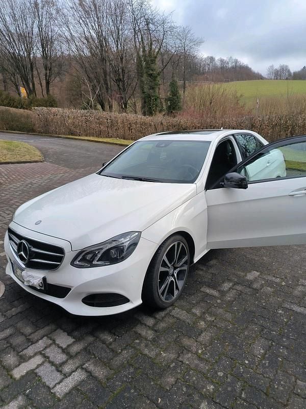 Gebraucht Mercedes E220 170 PS (125 kW) 2015 Weiß Limousine
