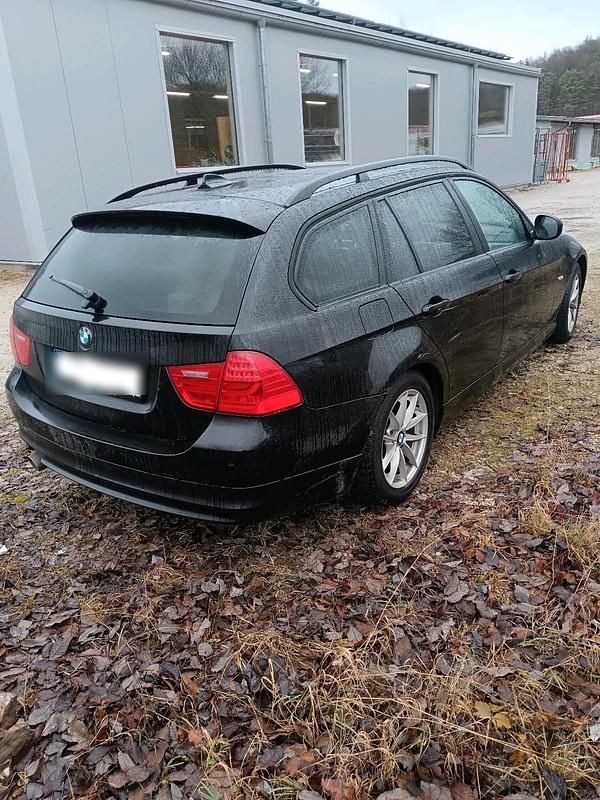 Schwarz Gebraucht 2010 BMW 320 Kombi | 5.300 € (Fairer Preis) - Bild 1/4