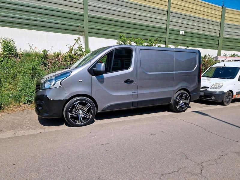 Gebraucht Renault Trafic 90 PS (66 kW) 2015 Grau Van / Kleinbus