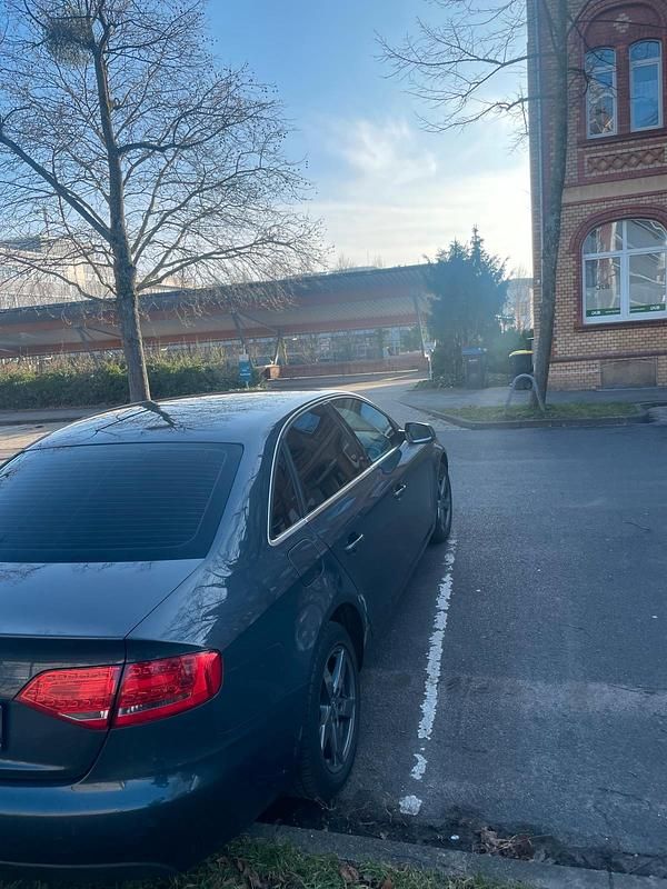 Gebraucht Audi A4 Ambiente 120 PS (88 kW) 2010 Blau Limousine