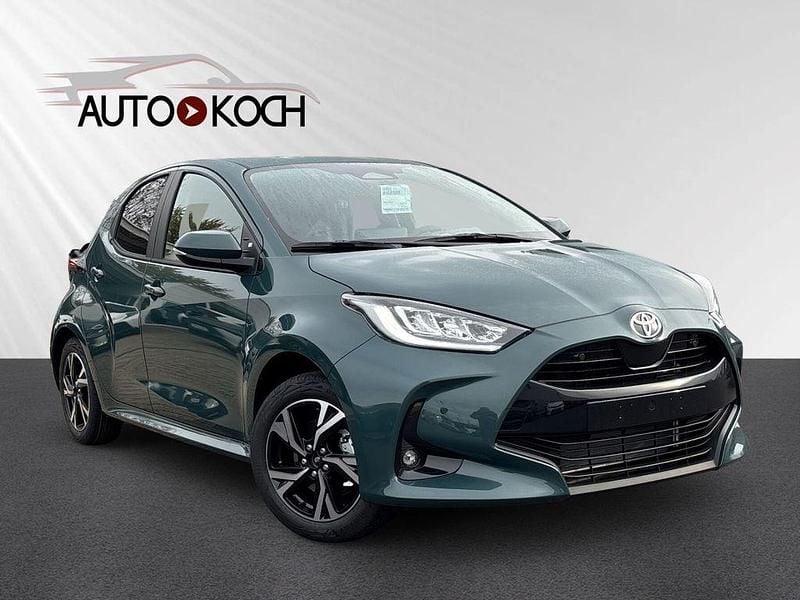 Neu Toyota Yaris Hybrid 131 PS (96 kW) 2025 Grün Limousine