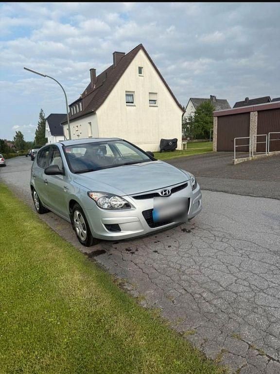 Grau Gebraucht 2010 Hyundai i30 Classic Kombi | 4.500 € (Fairer Preis) - Bild 1/4